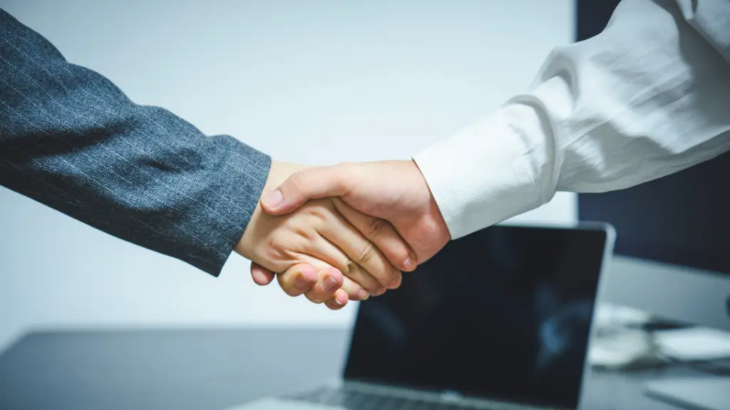 Akibat hukum wanprestasi dalam perjanjian kerja sama merupakan hal penting yang perlu dipahami oleh setiap pihak yang terikat dalam hubungan bisnis maupun hubungan perdata lainnya. Dalam praktik hukum di Indonesia, wanprestasi terjadi ketika salah satu pihak tidak memenuhi kewajiban sebagaimana yang telah disepakati dalam perjanjian kerja sama. Kondisi ini dapat menimbulkan kerugian, sengketa hukum, hingga gugatan perdata di pengadilan. Oleh karena itu, memahami akibat hukum wanprestasi dalam perjanjian kerja sama sangat penting untuk memberikan perlindungan hukum dan kepastian bagi para pihak yang terlibat.