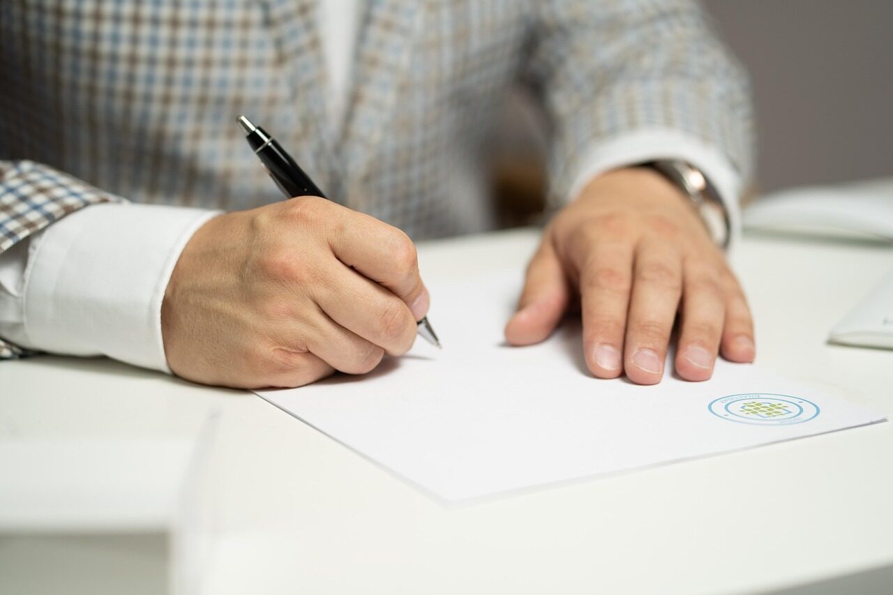 Wanprestasi dalam perjanjian merupakan salah satu permasalahan hukum yang sering terjadi dalam hubungan bisnis maupun hubungan perdata lainnya. Wanprestasi terjadi ketika salah satu pihak tidak memenuhi kewajiban sebagaimana yang telah disepakati dalam perjanjian. Dalam praktik hukum di Indonesia, wanprestasi dapat menimbulkan kerugian bagi pihak lain dan berujung pada sengketa hukum. Oleh karena itu, memahami hak dan kewajiban para pihak dalam perjanjian sangat penting agar setiap pihak memperoleh perlindungan hukum yang jelas.